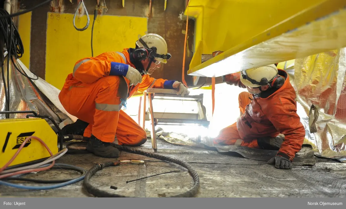 Draugen gjennomgår oppgraderinger blant annet med installasjon av ny boligmodul og nye livbåter.  Mange personer er involvert i arbeidet blant annet med sveising og montasje.