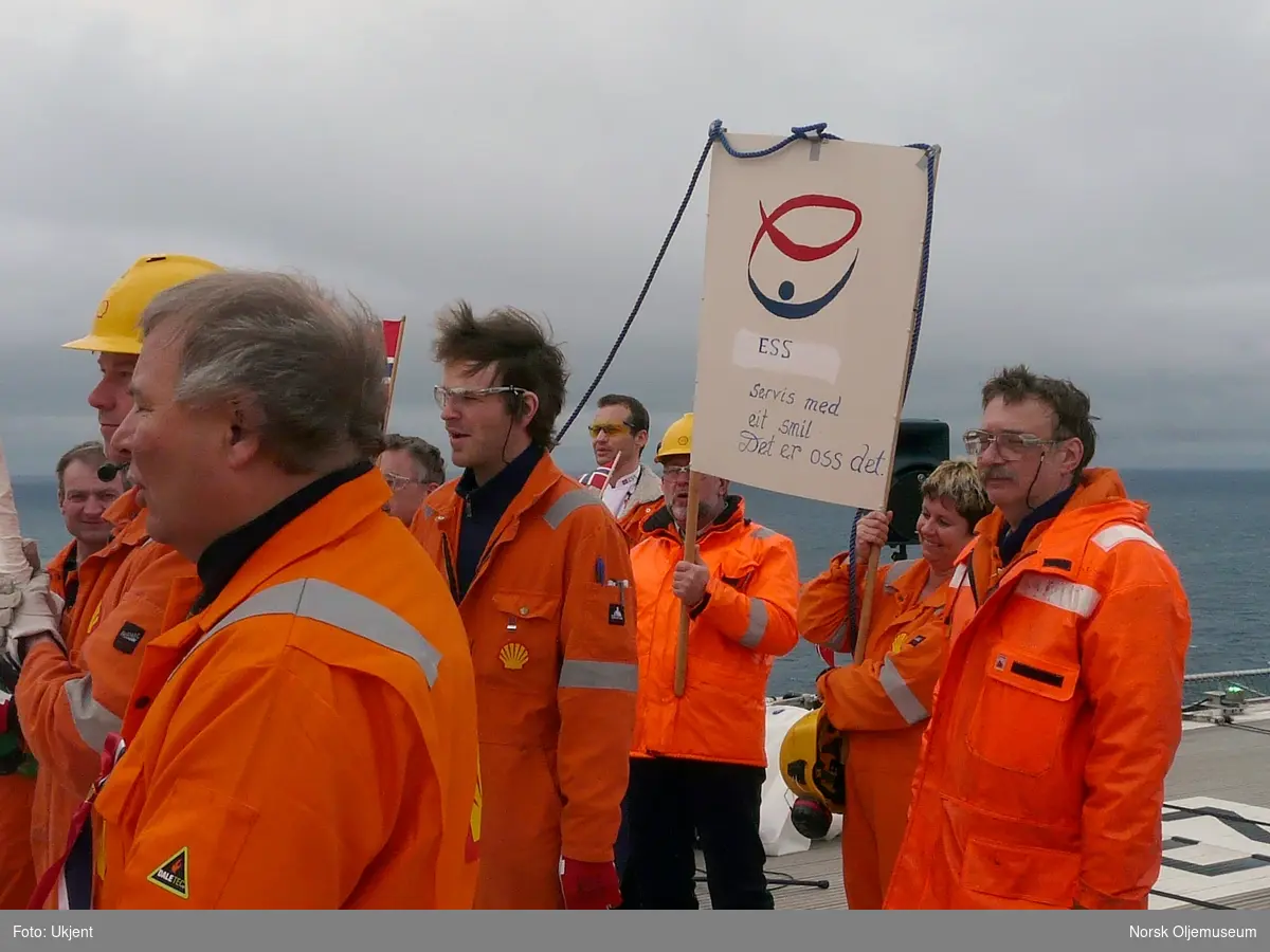 17. mai toget går på helikopterdekket til Draugen i 2010.
Catering går under egen fane.