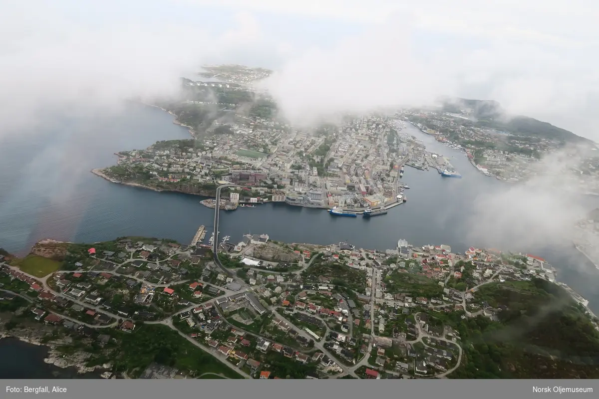 Kristiansund, fotografert fra luften. Flere supplybåter ligger til havn i påvente av nye oppdrag i Nordsjøen.