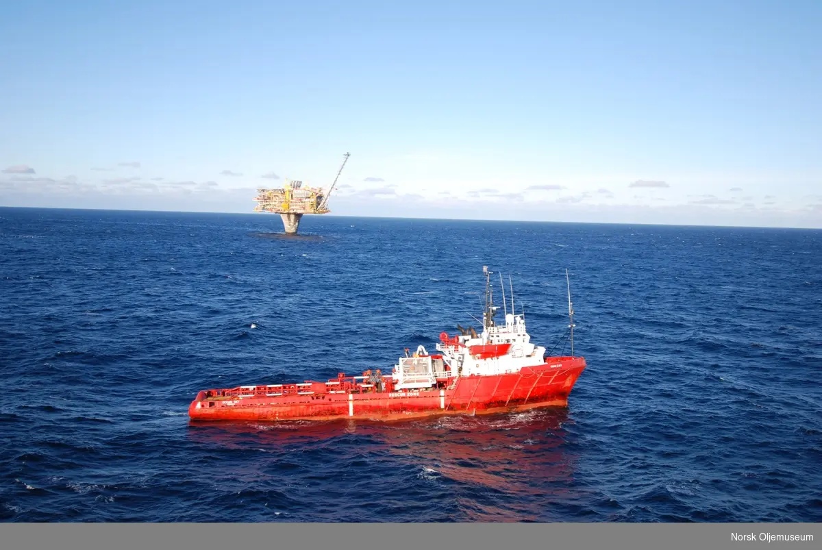 Standbybåten Ocean Sky med Draugen-plattformen i bakgrunnen.