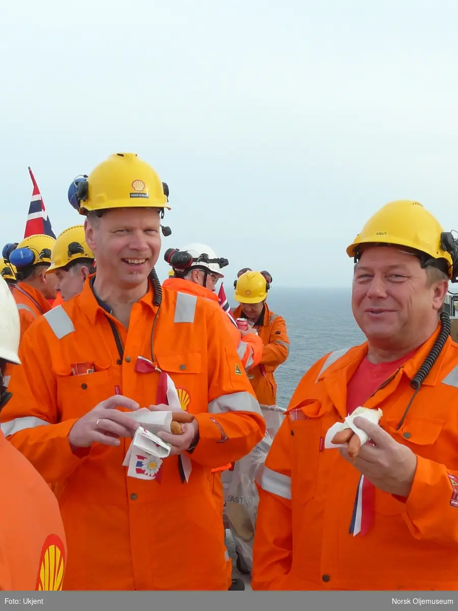 17.mai feiring på Draugen i 2013.  Toget går opp på helikopterdekket og går noen runder her, før det blant annet holdes tale og serveres pølser og iskrem.