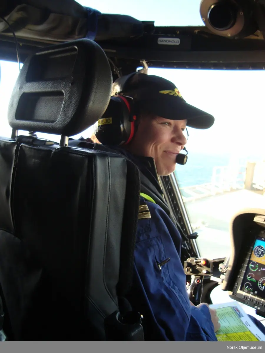 En smilende helikopterpilot har kontroll på flygingen til og fra Draugen.