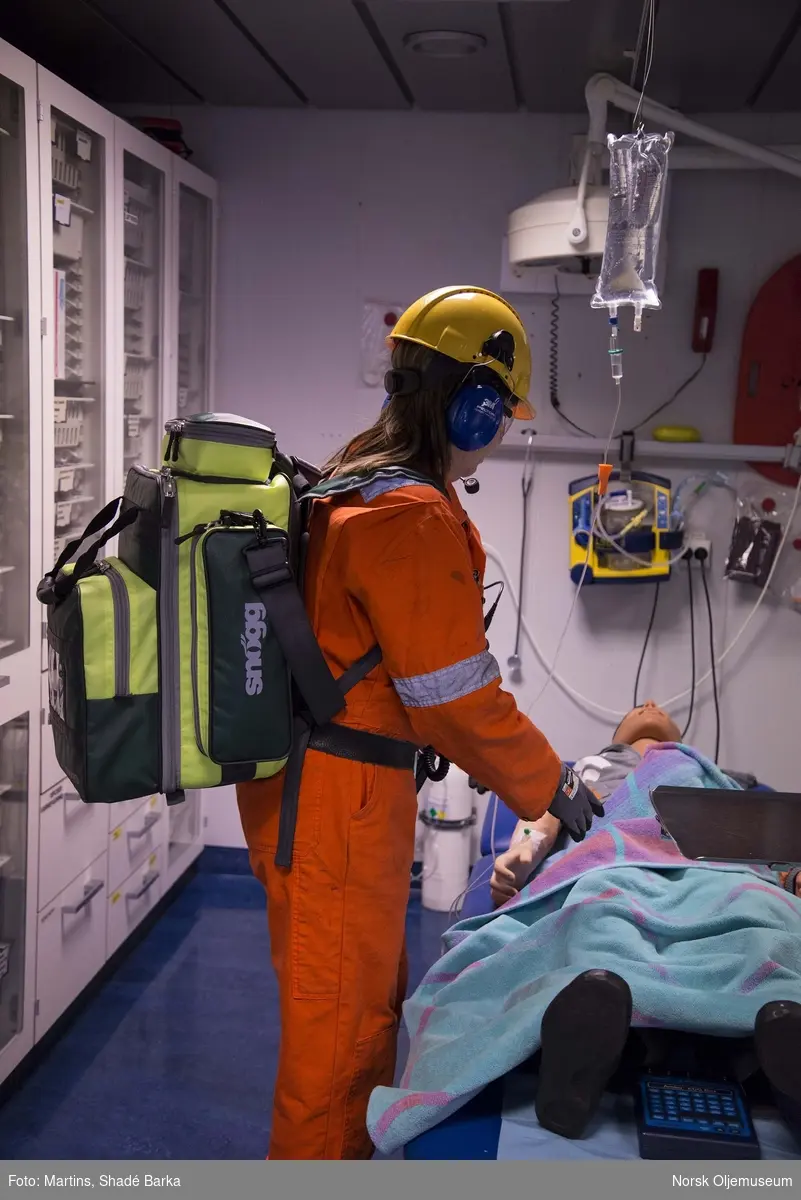 Sykepleier, Carina Løvgren tar på seg utstyret hun hadde tatt med seg om det hadde vært utrykning.