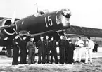 F6 Karlsborg 1949. Från vänster: Flygteknikerna Lundoch Johansson, flygplansmästare Dahlberg, förvaltare Wallerstedt, flygteknikerna Elggren, Lindman och Eriksson, kapten Bodin, flygtekniker Hellqvist, kapten Ekdahl (flygförare på B3 nummer 15), signalist sergeant Hilbertsson. Albumet är en del av en donation från Karl-Axel Hansson, Karlsborg. Förteckning över hela donationen finns i albumet samt som Word-dokument.