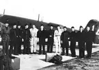 F6 Karlsborg 1949. Från vänster: Flygteknikerna Eckernäs, Johansson, Lundgren, Annerfalk (mekaniker på B3 nummer 14), flygingenjör Sviden, löjtnant Lantblom,(flygförare på planet), flygtekniker Ståh, furir Källström l(signalist på planet), flygteknikerna Waldenstedt och Larsson, elmästare Ehn, sergeant Linder. Albumet är en del av en donation från Karl-Axel Hansson, Karlsborg. Förteckning över hela donationen finns i albumet samt som Word-dokument.