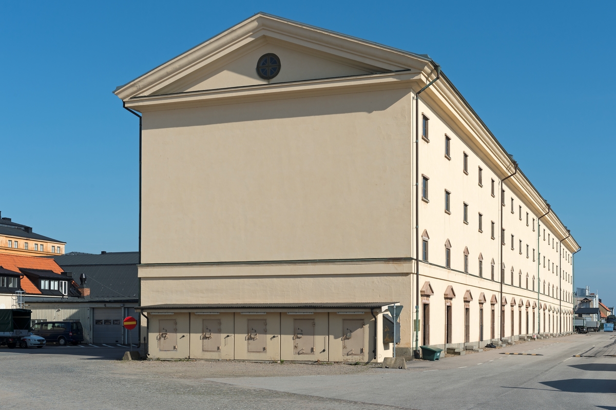 Fotodokumentation av byggnader på Marinbasen i Karlskrona.
"Silverhuset" som fick sitt namn sedan kungen frågat om huset var byggt i silver istället för sten, då kostnaderna var så höga till följd av de dyra och tidskrävande grundläggningsarbetena. Det s k silverhuset/Ivnetariekammare 1 uppfördes för förvaring av materiel från tolv linjeskepp. På bottenplan torkades och förvarades trossarna och på våningarna ovanför förvarades materiel som tåg och segel.