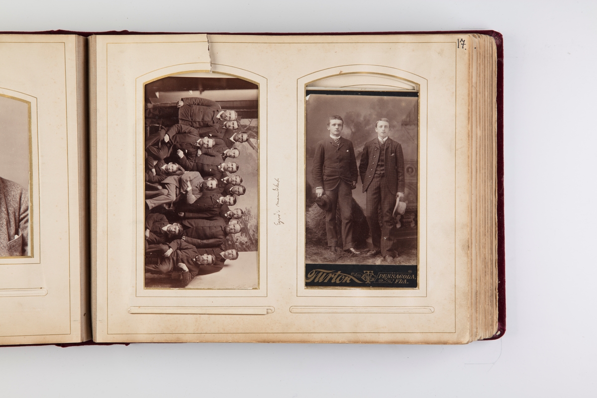 Fotoalbum med kabinettfotografier. Portretter av norske kapteiner, med koner og barn, som har fart på Pensacola og London. Samlet av prost Gustav Barman i årene 1888-1904. Prost Barmann var sjømannsprest disse steder.