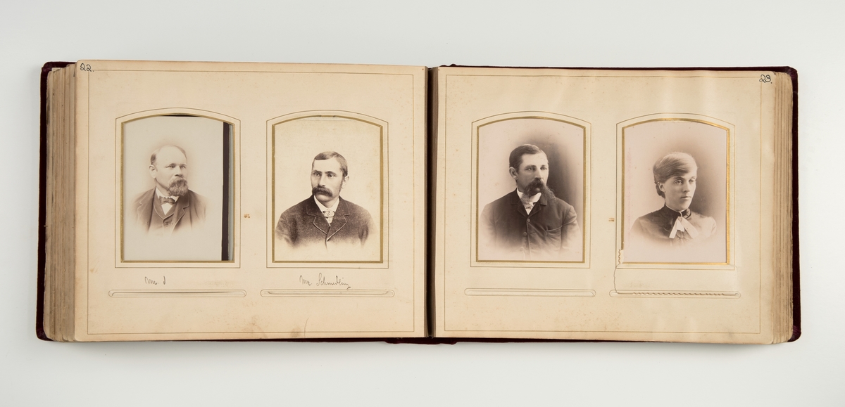 Fotoalbum med kabinettfotografier. Portretter av norske kapteiner, med koner og barn, som har fart på Pensacola og London. Samlet av prost Gustav Barman i årene 1888-1904. Prost Barmann var sjømannsprest disse steder.