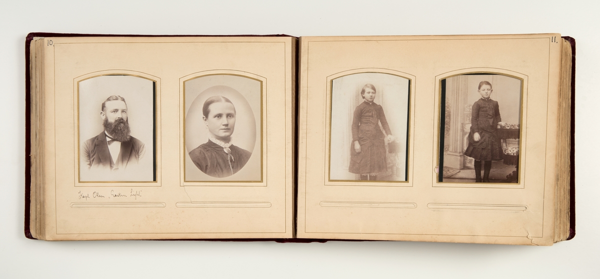 Fotoalbum med kabinettfotografier. Portretter av norske kapteiner, med koner og barn, som har fart på Pensacola og London. Samlet av prost Gustav Barman i årene 1888-1904. Prost Barmann var sjømannsprest disse steder.