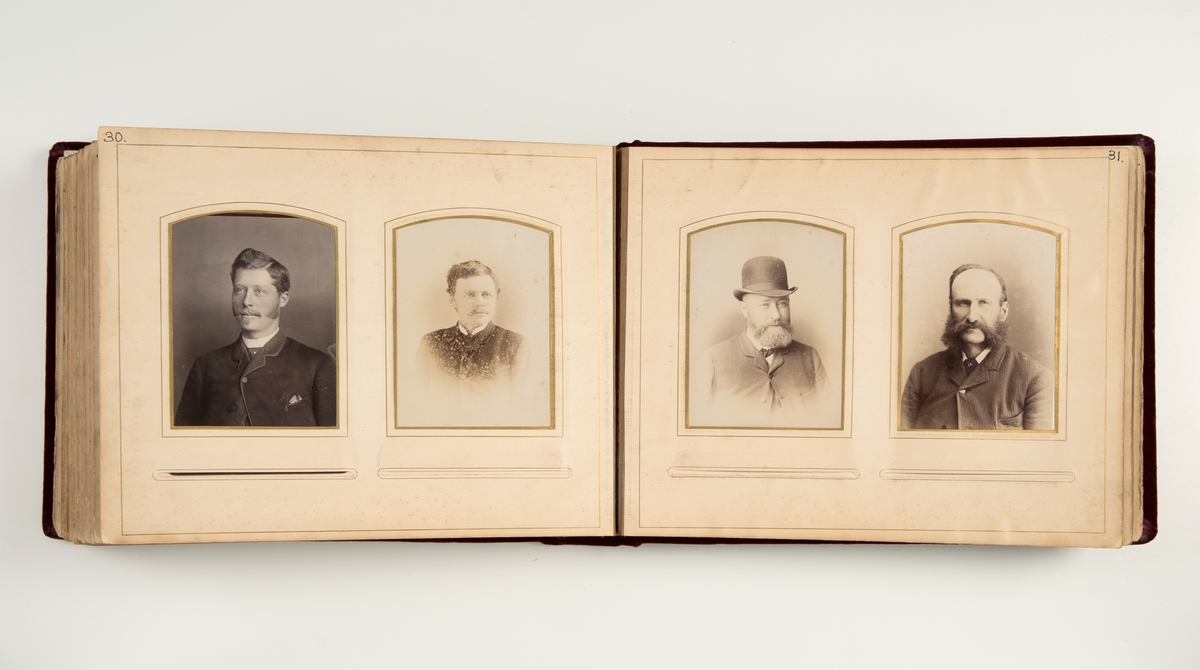 Fotoalbum med kabinettfotografier. Portretter av norske kapteiner, med koner og barn, som har fart på Pensacola og London. Samlet av prost Gustav Barman i årene 1888-1904. Prost Barmann var sjømannsprest disse steder.