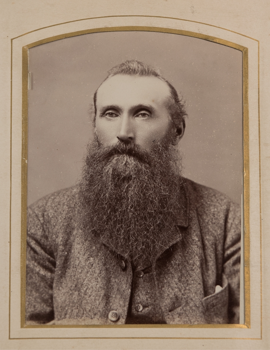 Fotoalbum med kabinettfotografier. Portretter av norske kapteiner, med koner og barn, som har fart på Pensacola og London. Samlet av prost Gustav Barman i årene 1888-1904. Prost Barmann var sjømannsprest disse steder.