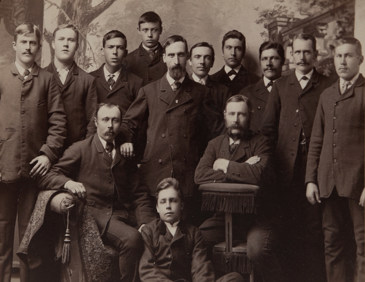 Fotoalbum med kabinettfotografier. Portretter av norske kapteiner, med koner og barn, som har fart på Pensacola og London. Samlet av prost Gustav Barman i årene 1888-1904. Prost Barmann var sjømannsprest disse steder.