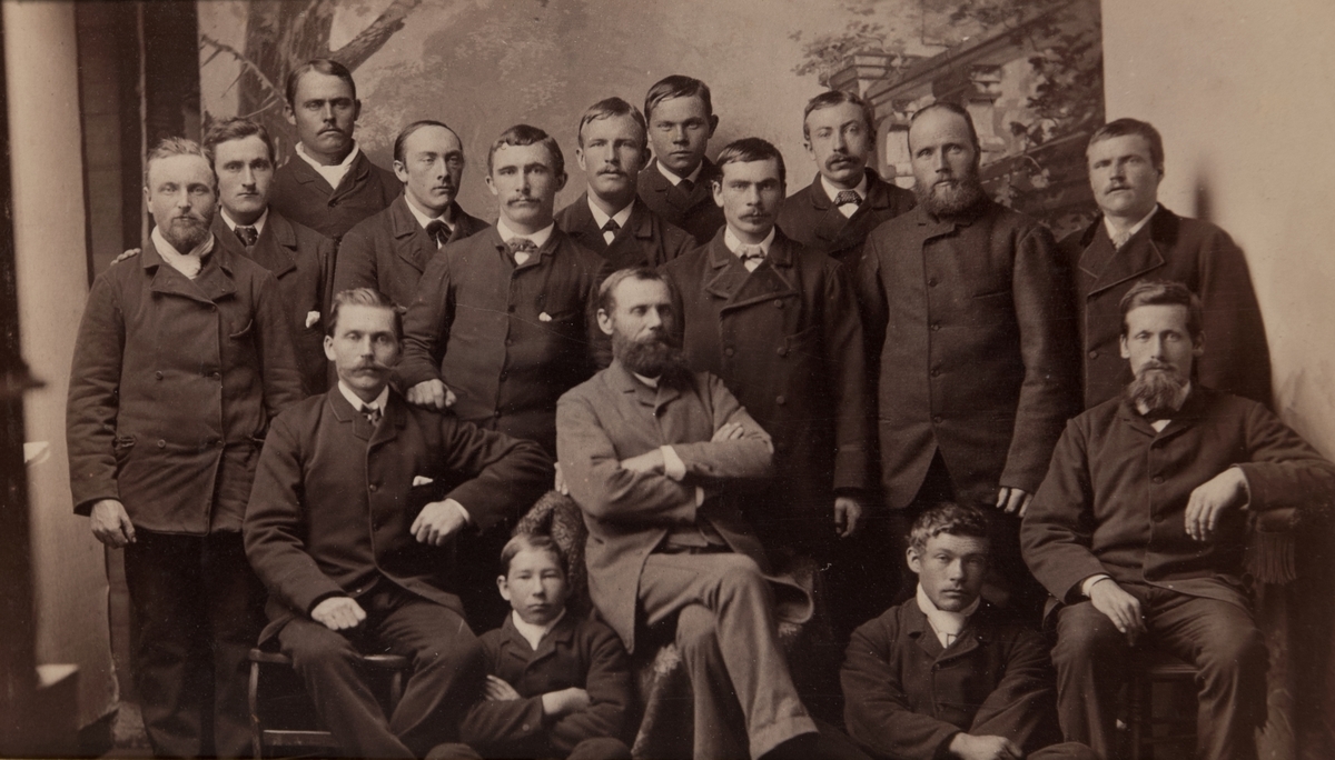 Fotoalbum med kabinettfotografier. Portretter av norske kapteiner, med koner og barn, som har fart på Pensacola og London. Samlet av prost Gustav Barman i årene 1888-1904. Prost Barmann var sjømannsprest disse steder.
