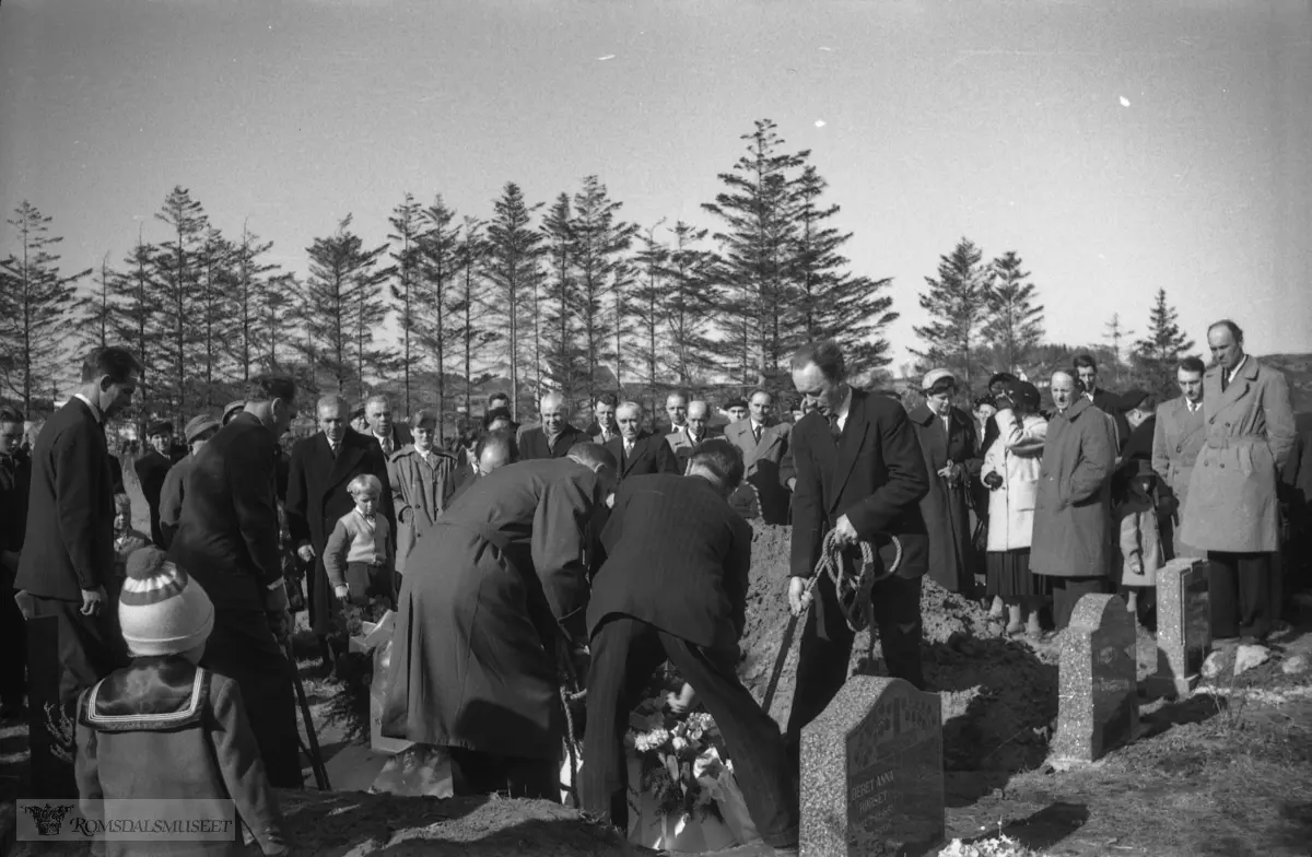 "1958"."Gravferd fru Opstad 21.01.1958?" .Gravferden til Emilie Bjørnerem g.Opstad f.12.09.1887 d.28.03.1958.