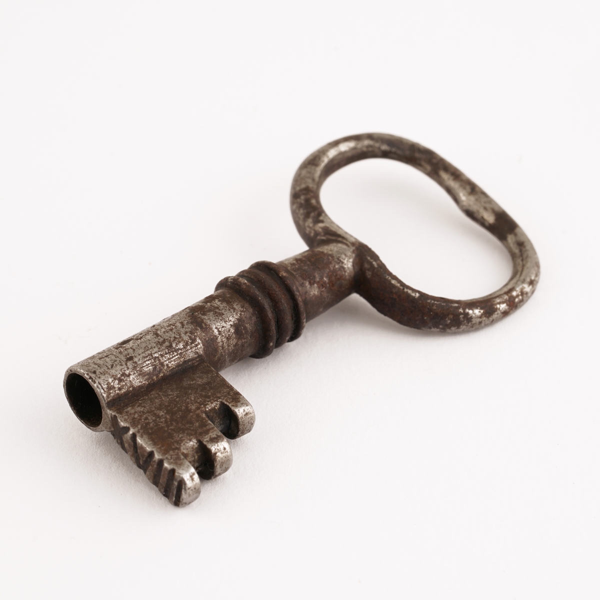 Hengelås av jern med nøkkel. Firkantet med svingbart, rektangulært lokk over nøkkelhullet.