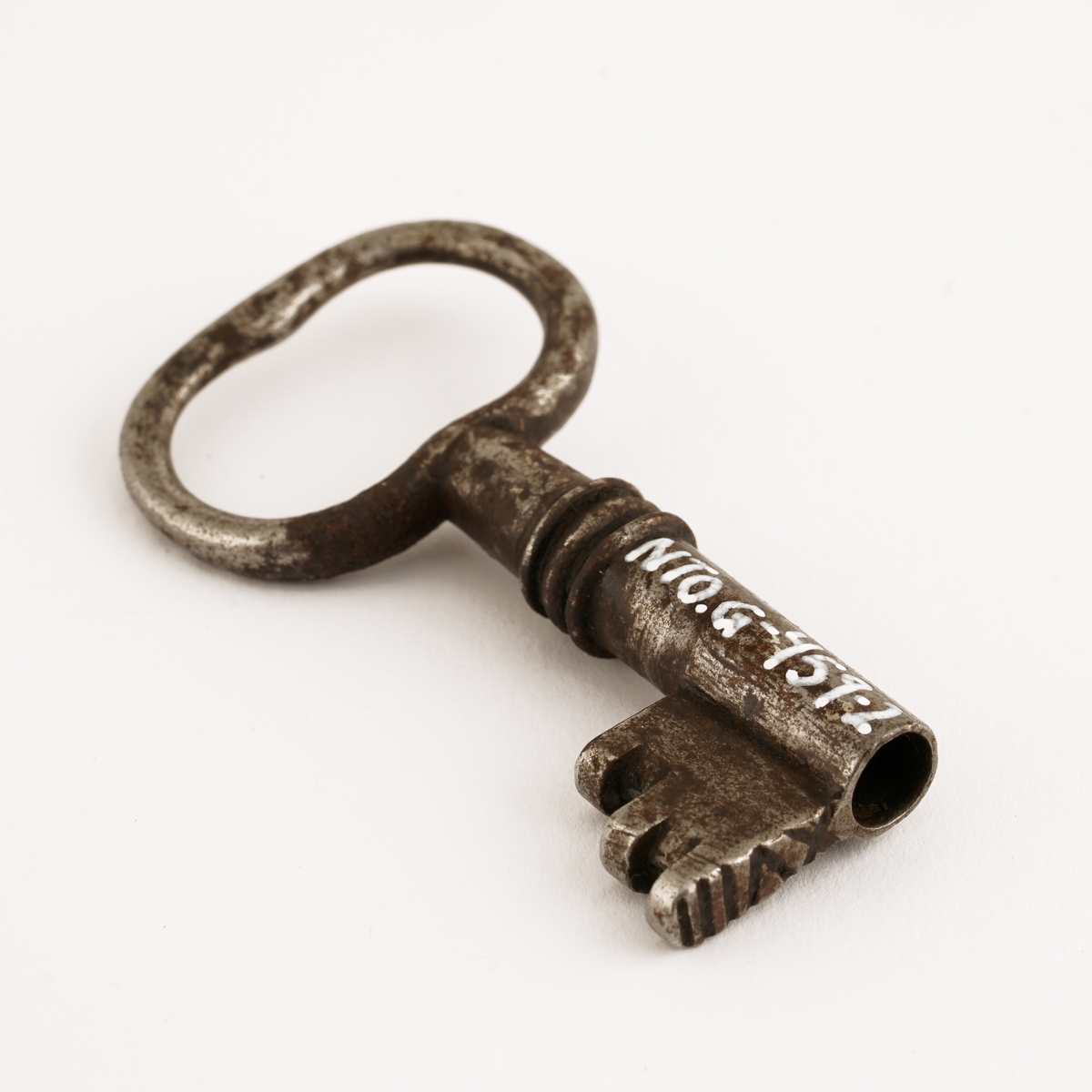 Hengelås av jern med nøkkel. Firkantet med svingbart, rektangulært lokk over nøkkelhullet.