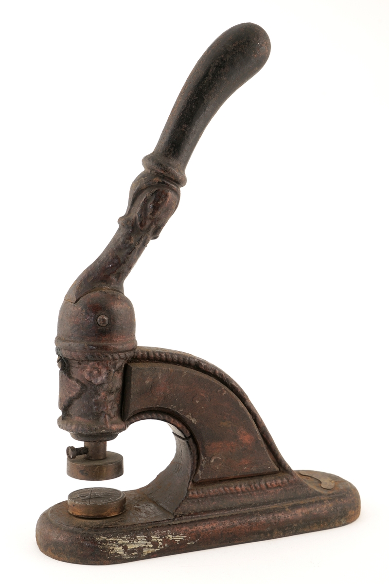 Stempelpresse av metall.