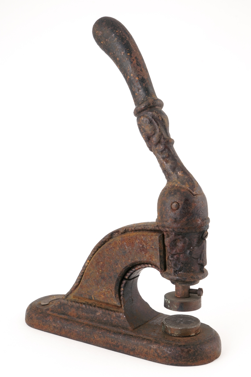 Stempelpresse av metall.