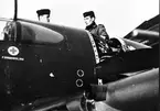 F6 Karlsborg 1949. Från vänster: Flygplansmästare Haldin, flygtekniker Lundqvist 1 divisionen. Flygplan A21 A-3. Albumet är en del av en donation från Karl-Axel Hansson, Karlsborg. Förteckning över hela donationen finns i albumet samt som Word-dokument.