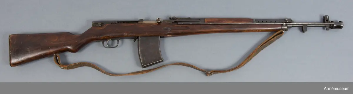 Halvautomatiskt gevär med samhörande rem och magasin för 15 skott. Bajonett saknas.
Avtomaticheskaja Vintovka Simonova - AVS-36

Kapacitet: 800 skott/minut, i praktiken 25-40 skott per minut
Mynningshastighet: 840 m/s
Skottvidd: 600 m