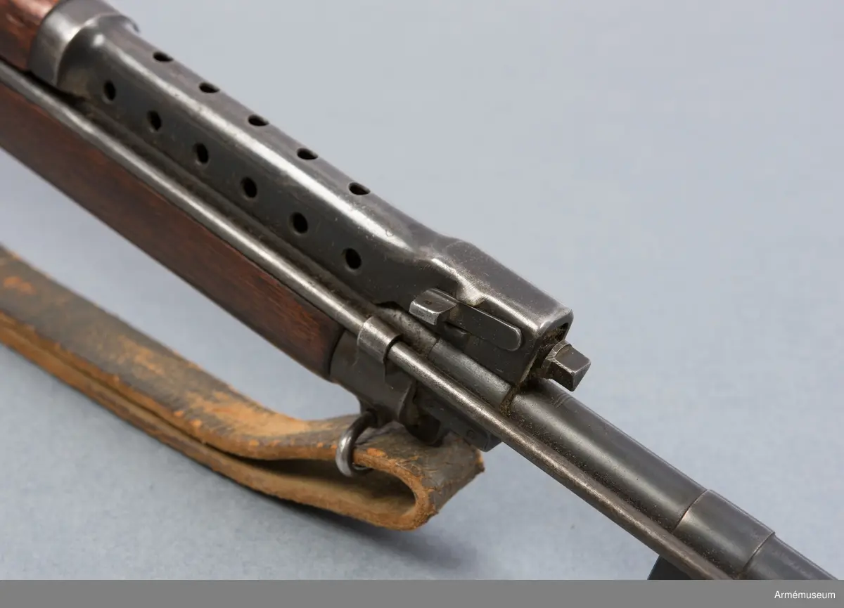 Halvautomatiskt gevär med samhörande rem och magasin för 15 skott. Bajonett saknas.
Avtomaticheskaja Vintovka Simonova - AVS-36

Kapacitet: 800 skott/minut, i praktiken 25-40 skott per minut
Mynningshastighet: 840 m/s
Skottvidd: 600 m