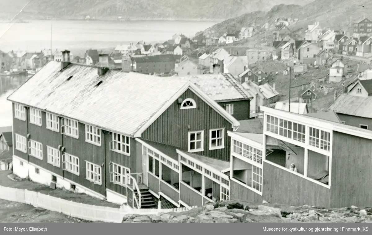 Postkort. Honningsvåg. Tuberkulosehjemmet (1921-1944) med kurhallen. 1940.