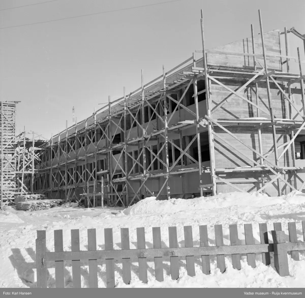 Vadsø 1962. Fylkesmannens administrasjonsbygg, i dag Statens hus, under oppføring.