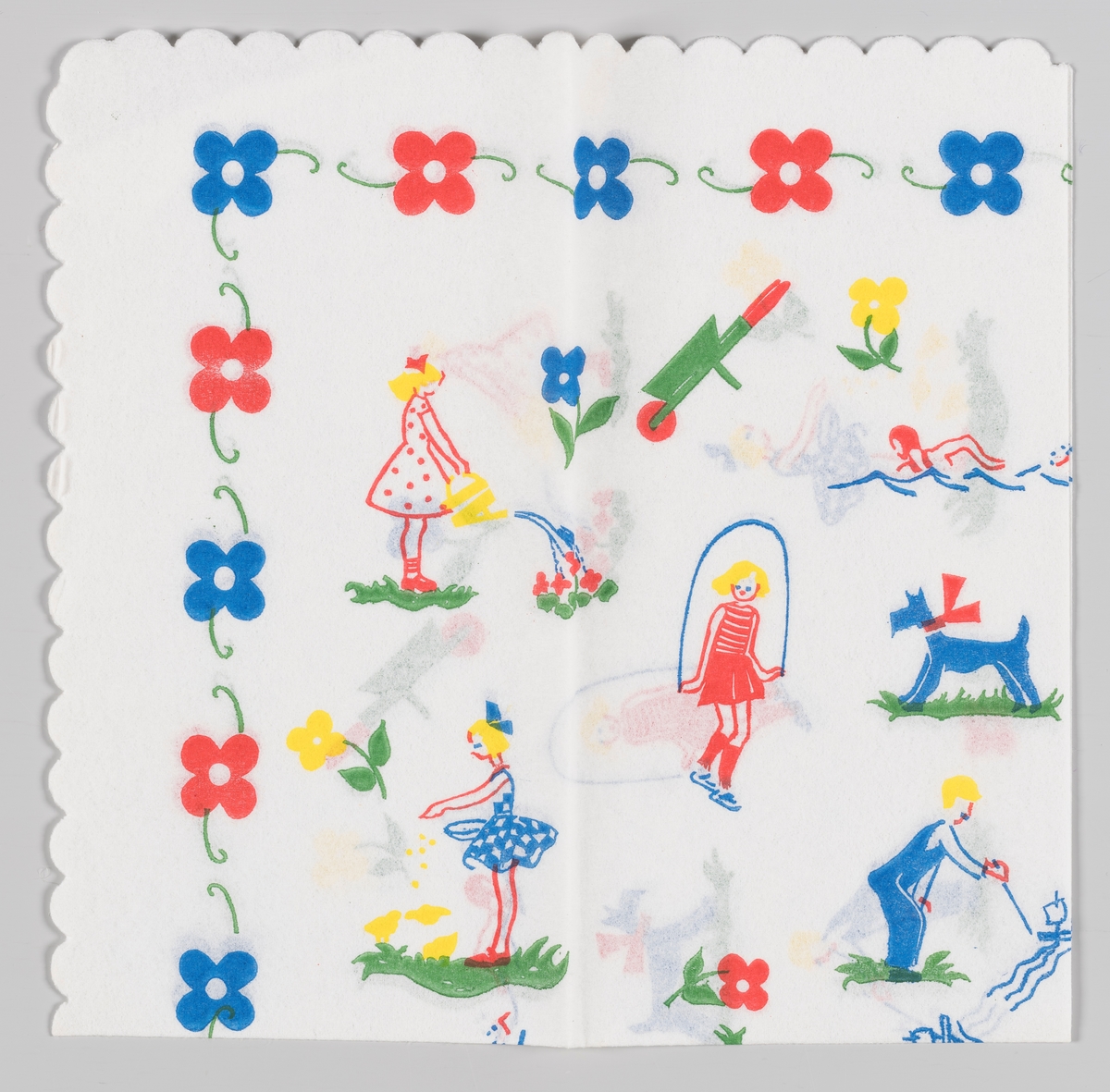 En jente som vanner blomster. En trillebår. En jente som svømmer. En jente som hopper i hoppetau. En hund med sløyfe. En jente som gir kyllinger mat. En gutt som leker med en lekebåt i et vannløp. Røde og blå blomster langs kanten.