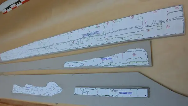 Tegninger av tre hudbord og et reparasjonsbord fra Lovundbåten, skrevet ut på papir i skala 1:5 og limt på bokpapp.