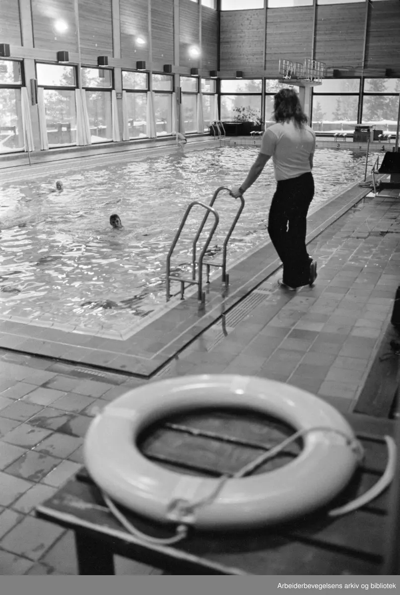 Romsås. Fra Romsås Bad. Badevakt Åge Skaug tar et overblikk over det, nesten folketomme bassenget. Mars 1978