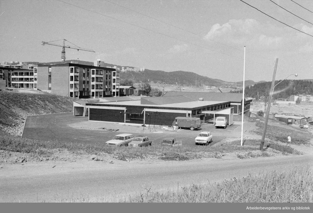 Romsås. Haugen Grendeskole. August 1975