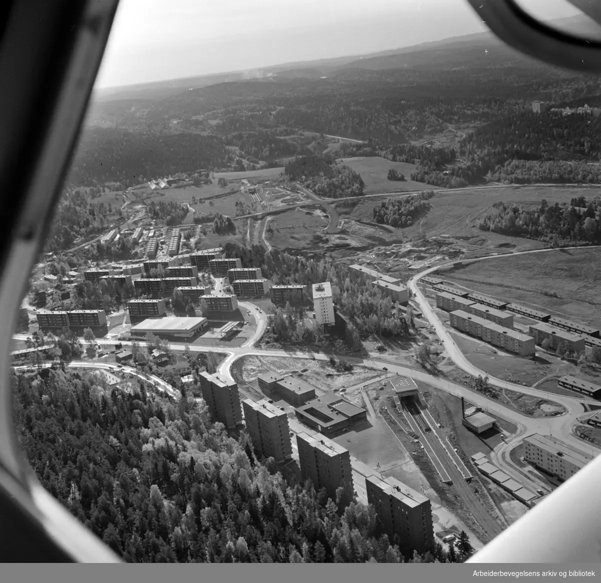 Rustad. Boliger og industri oppunder Østmarka/ Rustadjordene. (flyfoto). November 1966