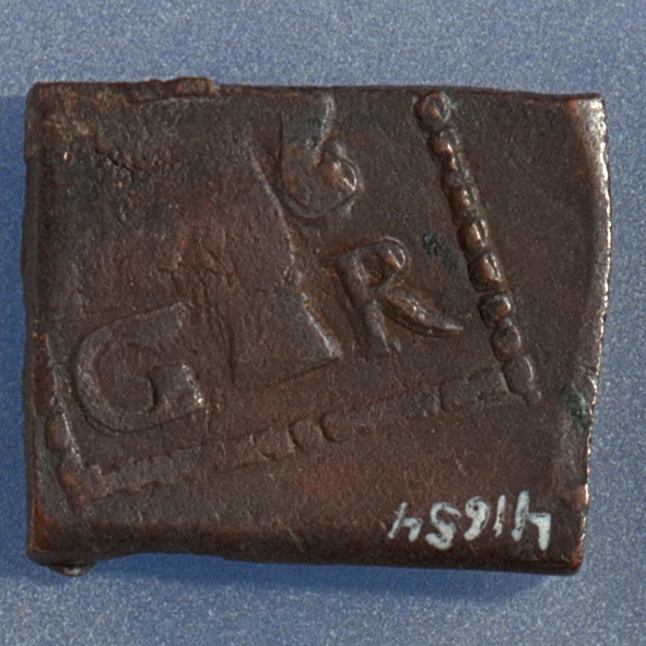 Â½- öre

Fyrkantigt mynt.

Bra skick, något slitet.

Vikt: 11,7 gram.



Text in English: Square-shaped coin. Denomination: Â½ - öre.

The obverse side has a Vasa sheaf in the centre, partly visible. The initials G R appear in capital letters. G placed to the left and R to the right of the sheaf.

The coin stamp is off-centre. The frame is partly visible.

The reverse side has two crossed arrows beneath a crown, partly visible. On the left hand side is the fraction 2/1, and on the right the initials ÖR, partly visible.

The two digit year of coinage, 26 (1626), is placed beneath the arrows.

The coin stamp is off-centre. The frame is partly visible.



Present condition: good.

Weight: 11,7 gram.