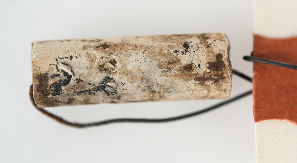 Rakt skaft, ornerade med rut- och korsmönster