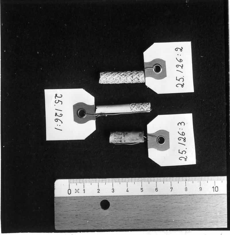 Rakt skaft, ornerade med rut- och korsmönster
