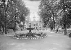 Fontän i Stadsträdgården utanför restaurang Flustret, Uppsala 1906