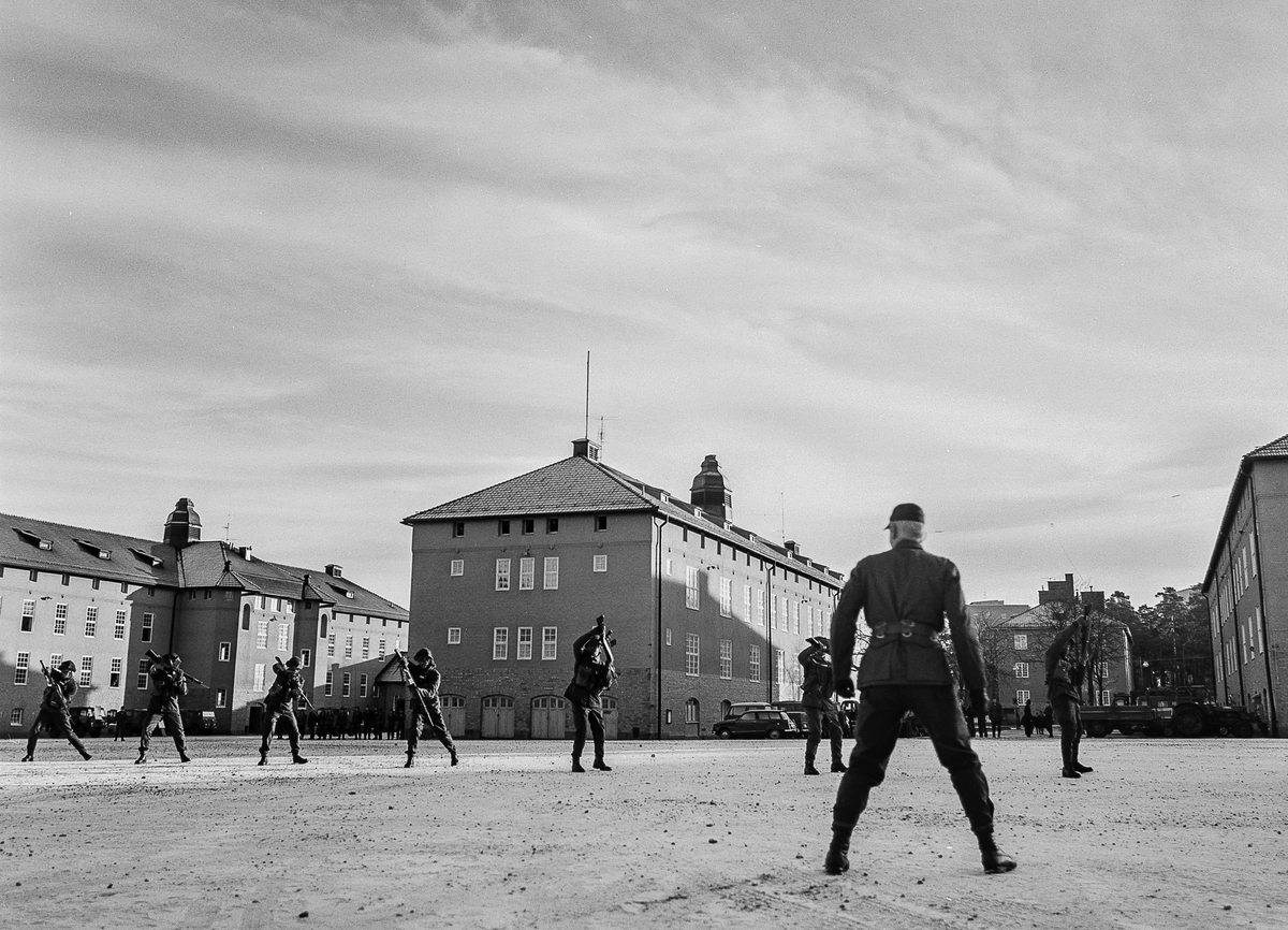 Regementets dag 1977 förbereds. 
Del av beredskapsplutonen övar närstrid. OBS! fyra bilder.
Leds av Fk Tommy Jannerstad.