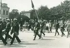 Kalmar regemente på marsch vid Tullslätten 1929. I täten Lyckhemspojkarnas musikkår med bland andra Simon trumslagare. Ledare för kåren var en man som hette Nilsson (Musik-Nisse).