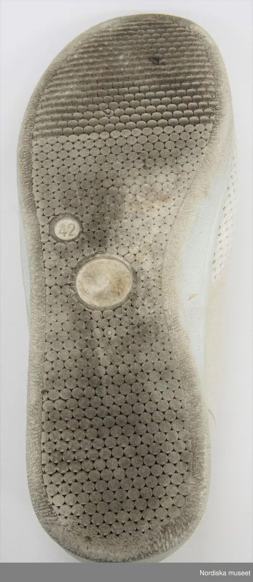 Ett par skor, vita. Sula av mjukt konstmaterial, överdel av textil (troligen blandning av bomull/syntet). Ovantill nätliknande mjukt tyg. På bakkappan brun ögla i läder. Resår vid kanten av ovandelen. Fodrad med vit textil. Innersula av vit textil med brun skoning. 
Etikett under ovandelen "42 81-305036 GOFO" och på innersulan "42 / Stepside". Under sulan storleksangivelse "42".  På innersulan på den högra skon rester kvar efter prislapp med text "Skopunkten...".
/Leif Wallin 2017-07-13