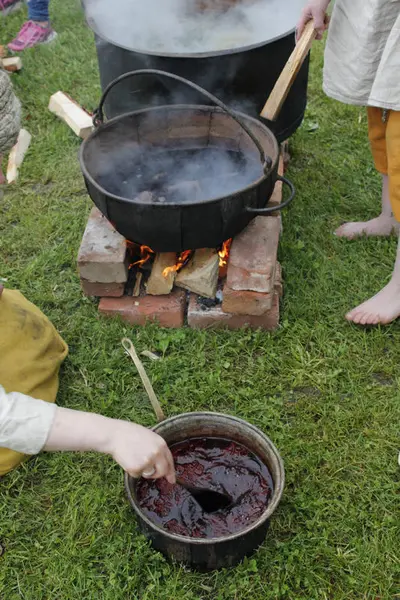 Gryte med plantefarging av garn