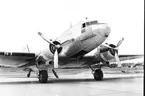 F6 Karlsborg 1951. Amerikansk DC3:a (Attacheplan) gästar flottiljen. Albumet är en del av en donation från Karl-Axel Hansson, Karlsborg. Förteckning över hela donationen finns i albumet samt som Word-dokument.