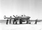 F6 Karlsborg 1951. Indragning av flygplan A21 efter avslutad flygning. Albumet är en del av en donation från Karl-Axel Hansson, Karlsborg. Förteckning över hela donationen finns i albumet samt som Word-dokument.