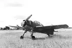 F6 Karlsborg 1951. Flygplan J22 på F6-fältet. I bakgrunden 