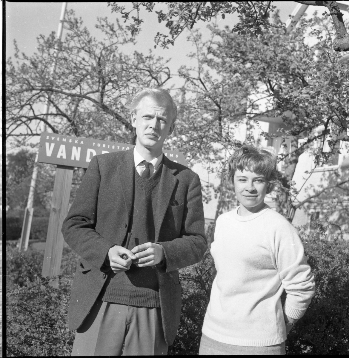Vandrarhemmets värdar 1964. Oidentifierad man med pipa i handen, kvinnan heter sannolikt Margareta Nyberg.