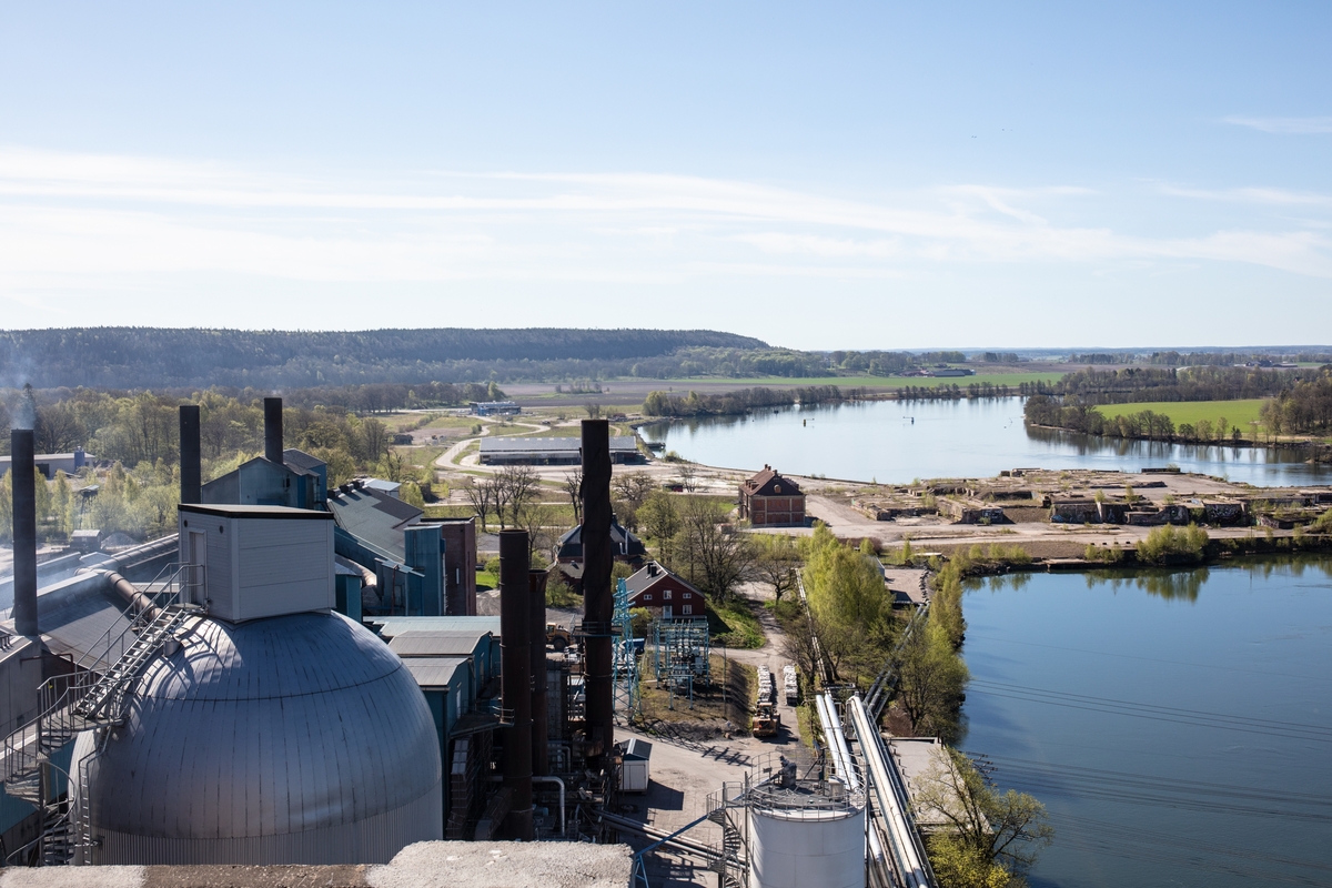 Vargön Alloys AB, utsikt från smältverkets tak. Västra Tunhem, Göta älv och det nedlagda pappersbruket