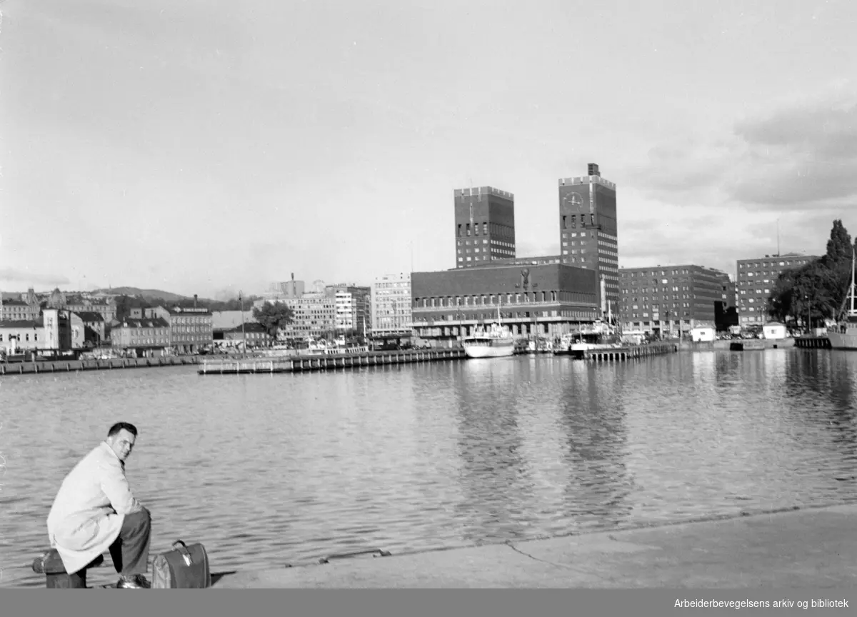 Rådhuset: Utsikt fra Akershuskaia. 1955