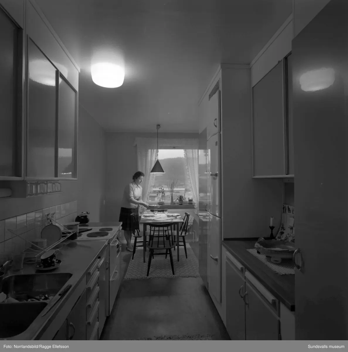 Interiörbilder från lägenheter i den nybyggda flerfamiljslängan vid Bergsgatan, Lekängsvägen, kallad "Långholmen".