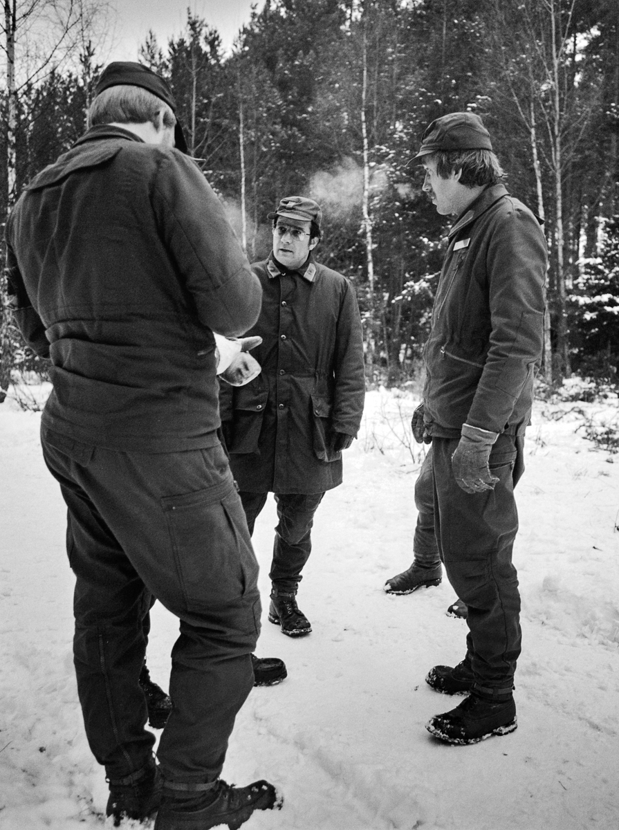 Bilder från bataljonsövning, med 
Bild 1; Hans Liljenstolpe, Mj Arne Hjellström, Fj Bertil Eklöf och Gunnar Ståbi.
Bild 2; Fj Bertil Eklöf och Gunnar Ståbi.
Bild 3; med ryggen mot kameran Hans Liljenstolpe, Gunnar Ståbi och Bernt Sandell.
OBS! tre bilder.