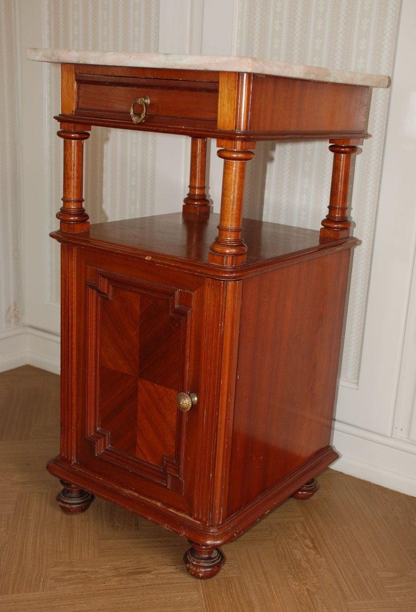 Mørk brunt nattbord med marmorplate på toppen. En skuff og skap. Åpen hylle over skapet. Marmorplate på toppen.