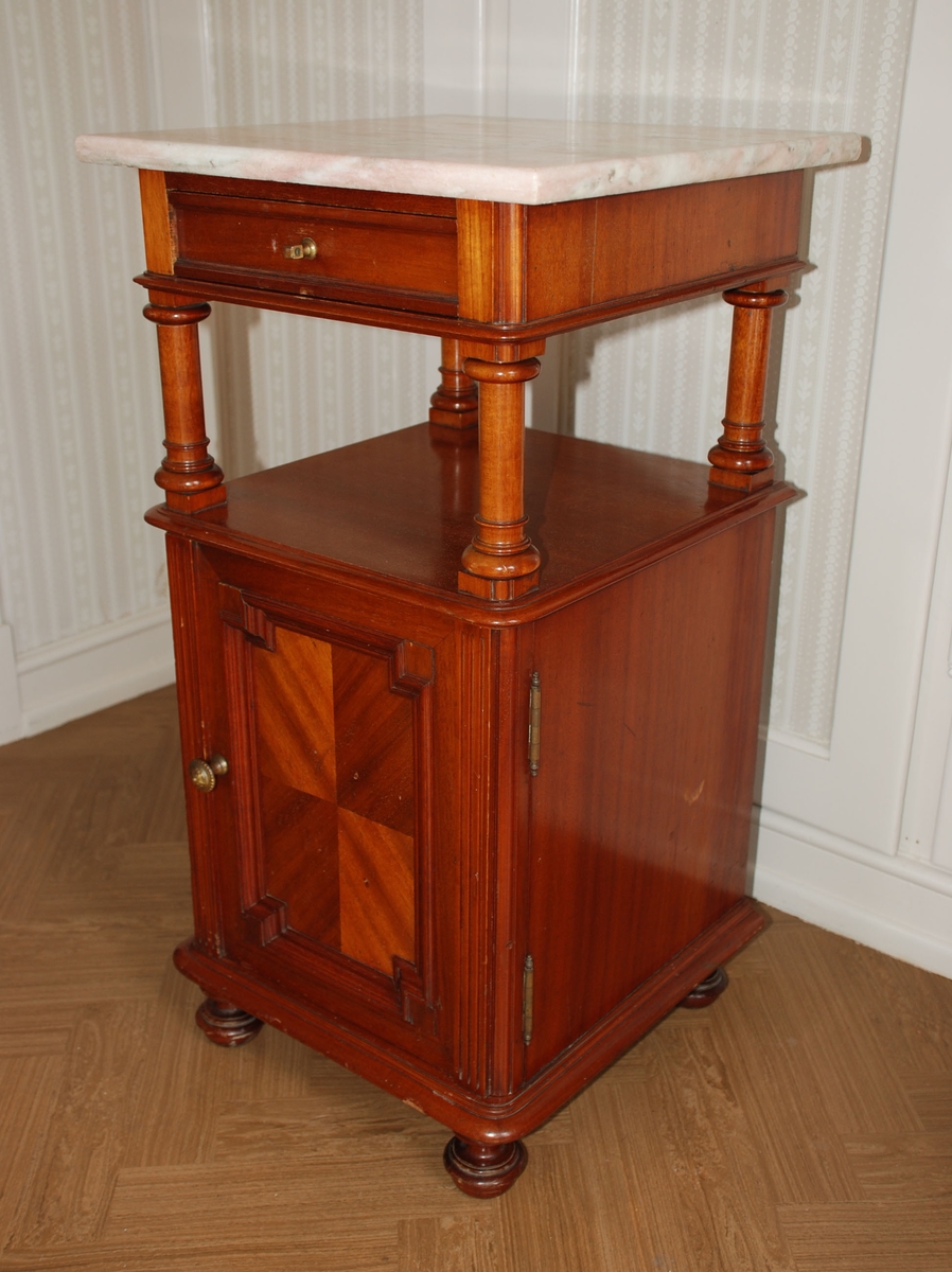 Mørk brunt nattbord med marmorplate på toppen. En skuff og skap. Åpen hylle over skapet.